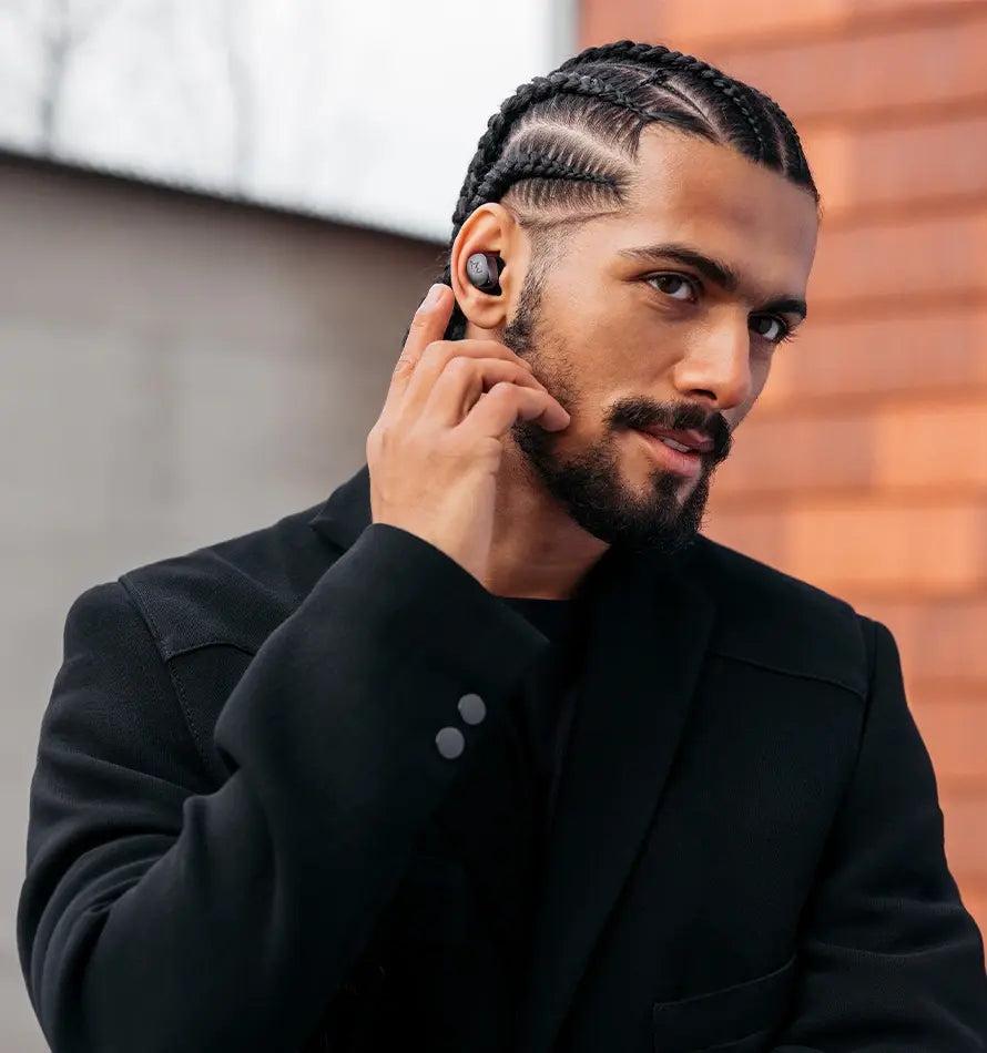 Sennheiser MOMENTUM True Wireless 4 (Black Graphite) - earbud worn outdoors