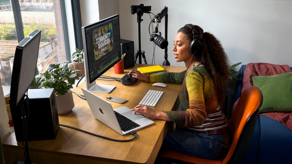 Apple MacBook Pro 14-inch M5 official image 3