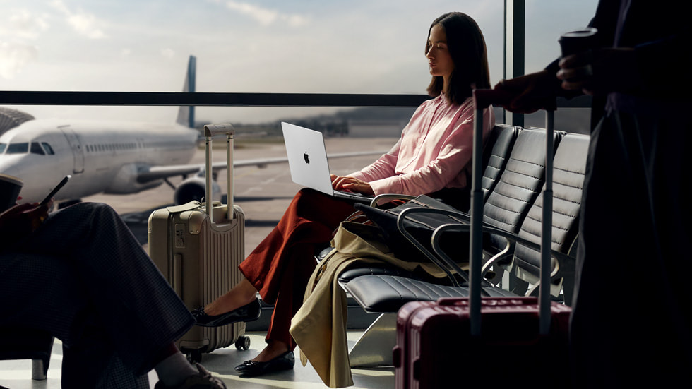 Apple MacBook Pro 14-inch M5 official image 4