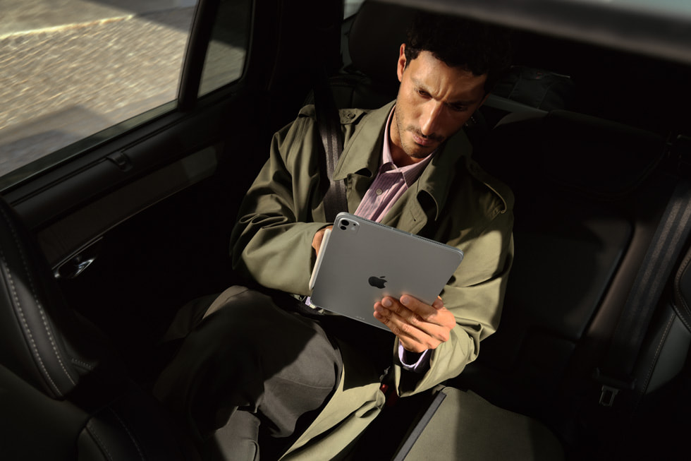 Apple iPad Pro 11-inch M5 official image 2