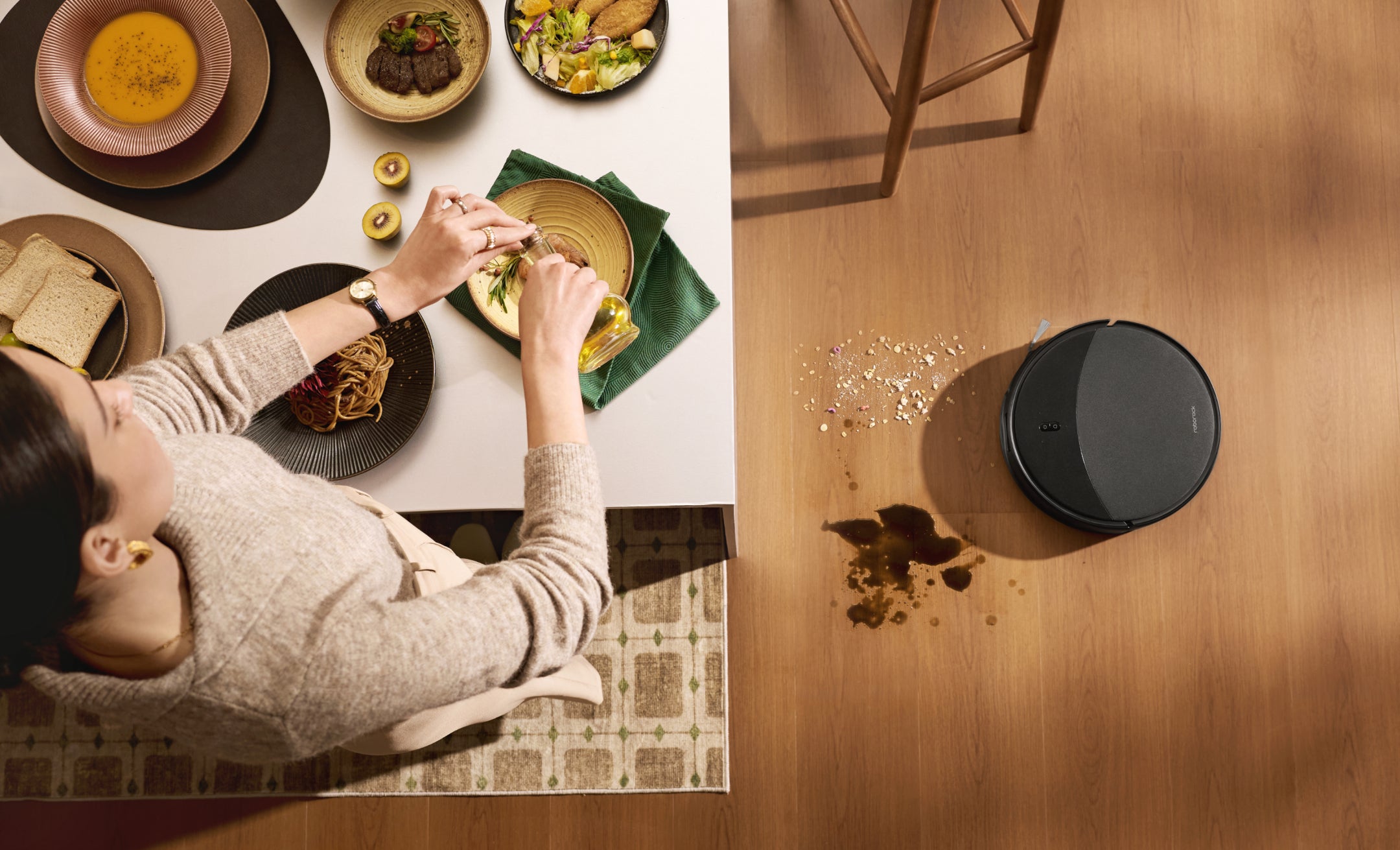 Roborock Saros 20X – cleaning around a dining table