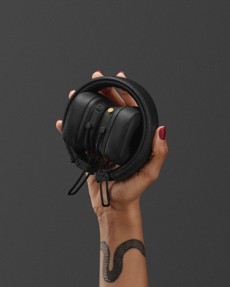 Marshall Major V (Black) - headphones held in one hand