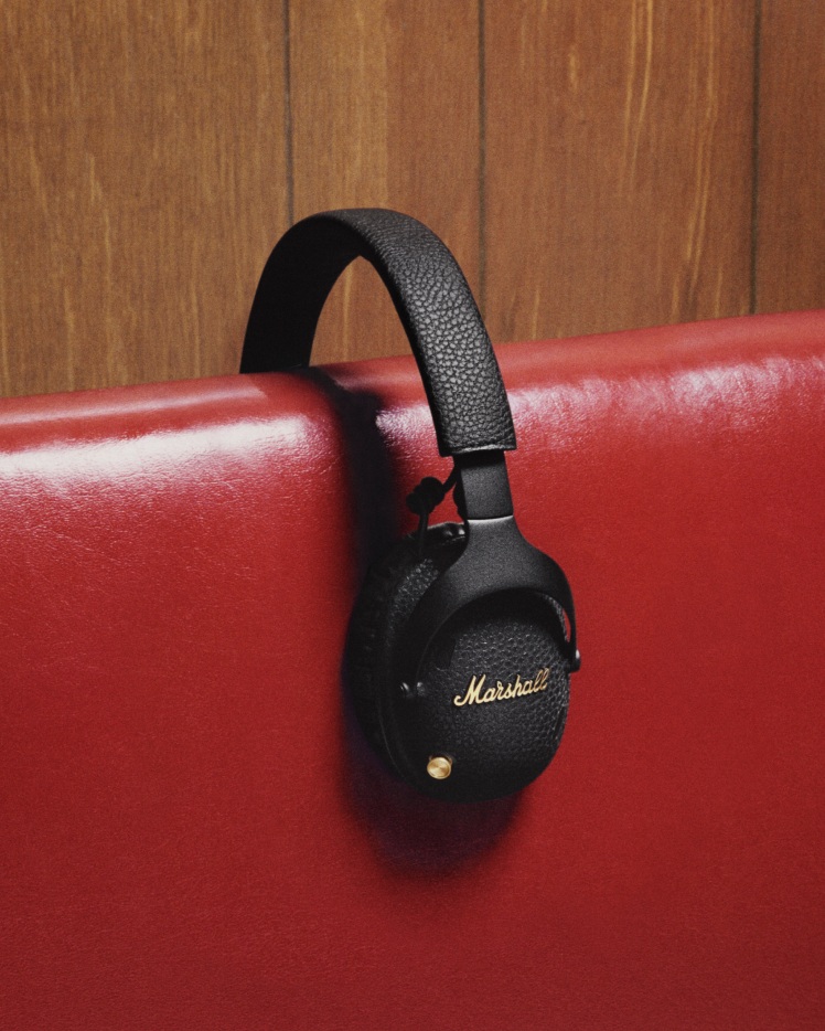 Marshall Monitor III A.N.C. (Black) - headphones on seat