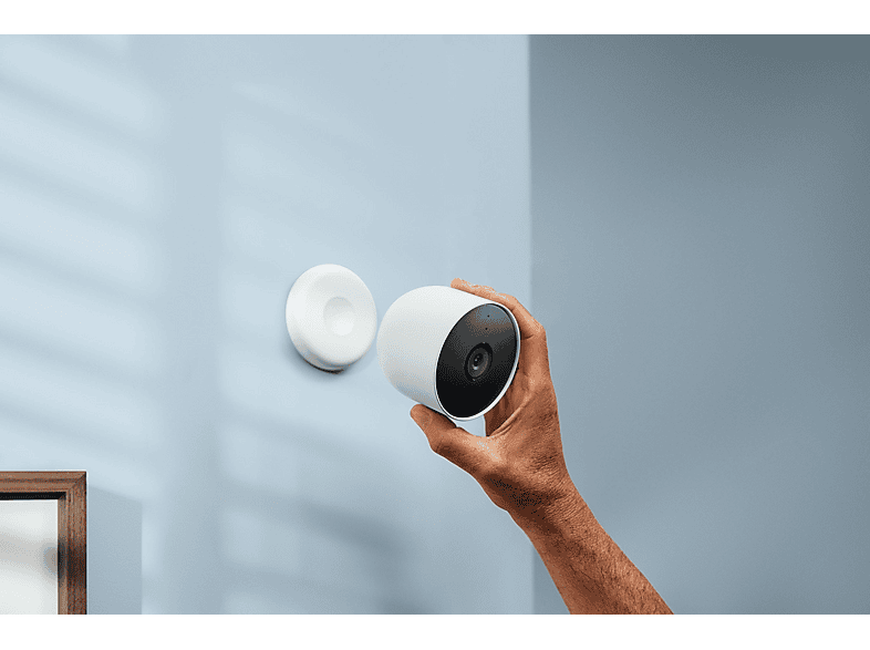 Google Nest Cam Battery (Snow, GA01317-DE) — magnetic mounting demonstration