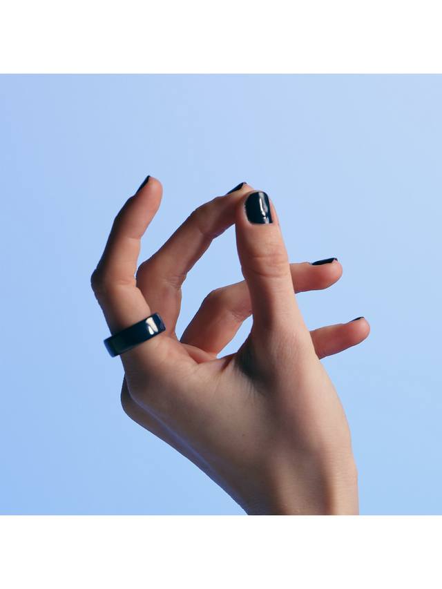 Oura Ring 4 Ceramic Midnight size 4 lifestyle view