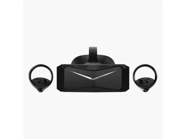Pimax Crystal Light — шлем и два контроллера целиком на белом фоне